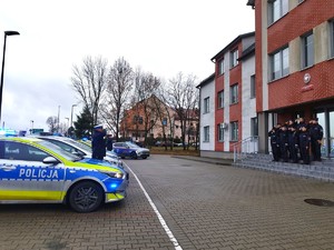 Na zdjęciu widzimy policjantów oddających hołd poległemu koledze