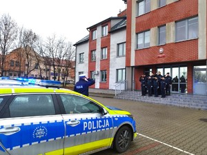 Na zdjęciu widzimy policjantów oddających hołd poległemu koledze