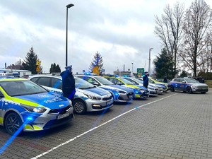 Na zdjęciu widzimy policjantów oddających hołd poległemu koledze