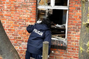 Na zdjęciu widzimy policjantkę sprawdzającą pustostan