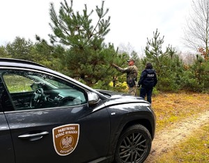 Na zdjęciu widzimy policjantkę oraz funkcjonariusza Państwowej Straży Rybackiej z Katowic