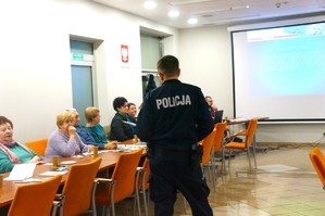 Na zdjęciu widzimy policjanta w czasie prowadzonej debaty