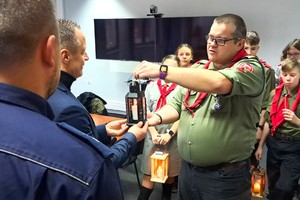 Na zdjęciu widzimy Policjantów oraz Harcerzy