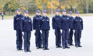 Na zdjęciu widzimy stojących policjantów