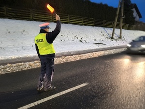 Na zdjęciu widzimy policjanta w czasie badania stanu trzeźwości