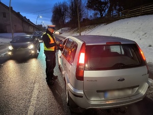 Na zdjęciu widzimy policjanta w czasie badania stanu trzeźwości