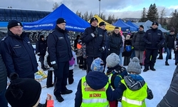 Na zdjęciu widzimy policjantów oraz napis Inauguracja ogólnopolskiej akcji informacyjno-edukacyjnej pn. „Kręci mnie bezpieczeństwo na stoku”