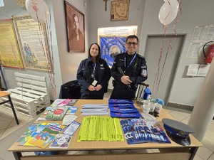 Na zdjęciu widzimy policjanta w czasie 33. Finału Wielkiej Orkiestry Świątecznej Pomocy