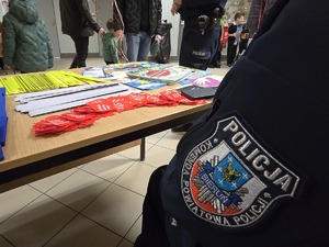 Na zdjęciu widzimy policjanta w czasie 33. Finału Wielkiej Orkiestry Świątecznej Pomocy nej Pomocy