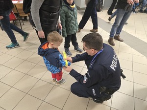 Na zdjęciu widzimy policjanta oraz uczestników w czasie 33. Finału Wielkiej Orkiestry Świątecznej Pomocy