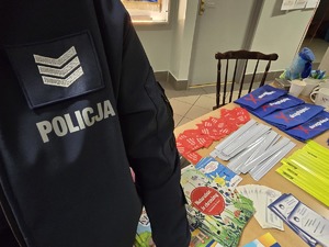 Na zdjęciu widzimy napis Policja w czasie 33. Finału Wielkiej Orkiestry Świątecznej Pomocy