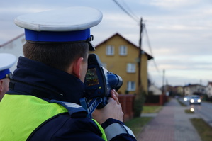 Na zdjęciu widzimy policjanta