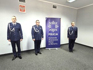 Na zdjęciu widzimy Komendanta oraz nowego Zastępcę oraz policjantów