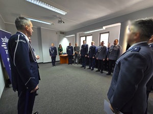 Na zdjęciu widzimy Komendanta oraz nowego Zastępcę oraz policjantów