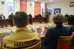 Na zdjęci uwidzimy uczestników oraz policjantów w czasie odprawy rocznej