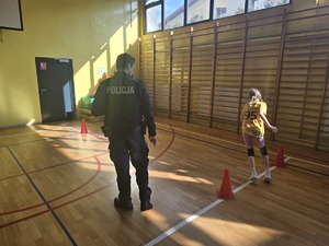 Na zdjęciu widzimy policjanta w czasie profilaktyki