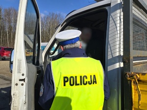 Na zdjęciu widzimy policjanta w czasie kontroli