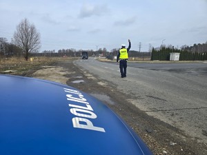 Na zdjęciu widzimy policjanta  w czasie kontroli
