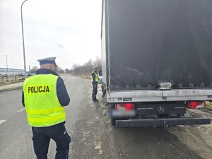 Na zdjęciu widzimy policjanta  w czasie kontroli