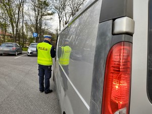 Na zdjęciu widzimy policjanta  w czasie kontroli