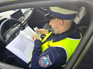 Na zdjęciu widzimy policjanta  w czasie kontroli