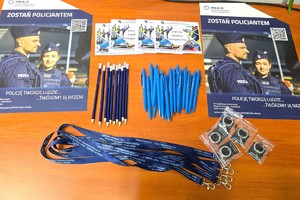 Na zdjęciu widzimy materiały promocyjne do służby w Policji