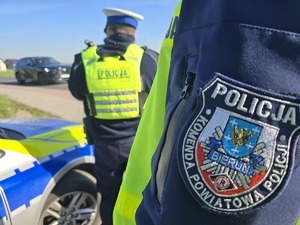 Na zdjęciu widzimy policjantów w czasie działań prędkość