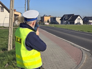 Na zdjęciu widzimy policjantów w czasie działań prędkość