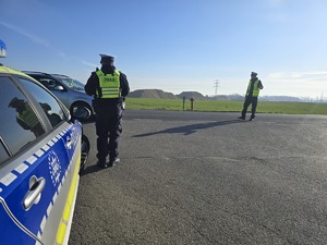 Na zdjęciu widzimy policjantów w czasie działań prędkość