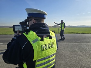 Na zdjęciu widzimy policjantów w czasie działań prędkość