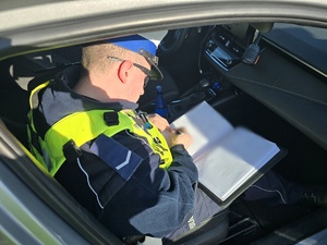 Na zdjęciu widzimy policjantów w czasie działań prędkość