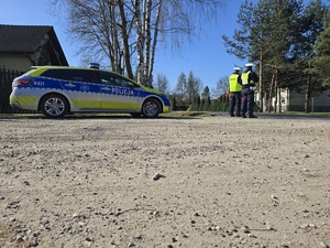 Na zdjęciu widzimy policjantów w czasie działań prędkość