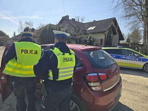 Na zdjęciu widzimy policjantów w czasie działań prędkość