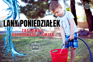 NA zdjęciu widzimy dziecko lejące wodę do wiadra raz napis Lany poniedziałek - zachowaj ostrożność i umiar