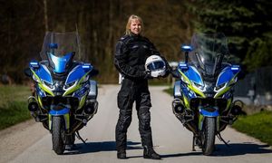 Na zdjęciu widzimy Kobieta, policjantka, motocyklistka