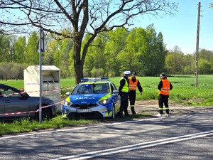 Na zdjęciu widzimy policjanta oraz radiowóz