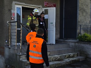 Na zdjęciu widzimy działania ratunkowe służb w czasie ćwiczeń sztabowych wyciąganie osoby poszkodowanej z budynku