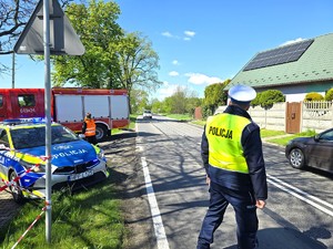 Na zdjęciu widzimy policjanta w czasie kierowania ruchem w miejscy wybuchu butli z gazem