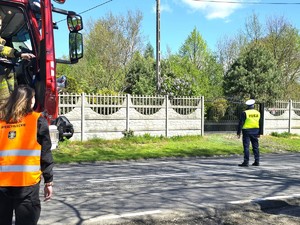 Na zdjęciu widzimy policjanta w czasie kierowania ruchem w miejscy wybuchu butli z gazem