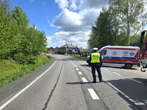 Na zdjęciu widzimy policjanta w czasie kierowania ruchem w miejscy wybuchu butli z gazem