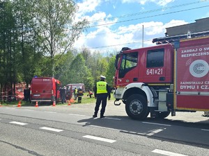 Na zdjęciu widzimy policjanta w czasie kierowania ruchem w miejscy wybuchu butli z gazem