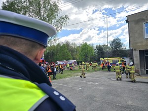 Na zdjęciu widzimy policjanta  w miejscu wybuchu butli z gazem