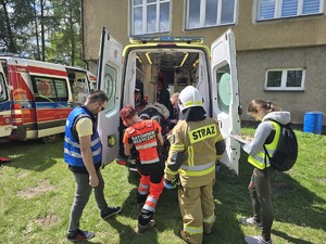 Na zdjęciu widzimy działania ratunkowe służb w czasie ćwiczeń sztabowych wyciąganie osoby poszkodowanej z budynku
