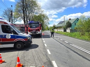 Na zdjęciu widzimy policjanta w czasie kierowania ruchem w miejscu wybuchu butli z gazem
