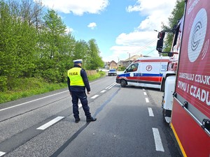 Na zdjęciu widzimy policjanta w czasie kierowania ruchem w miejscu wybuchu butli z gazem