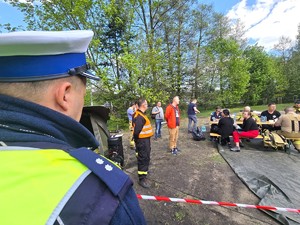 Na zdjęciu widzimy policjanta w czasie kierowania ruchem w miejscu wybuchu butli z gazem