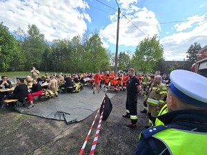 Na zdjęciu widzimy policjanta w czasie kierowania ruchem w miejscu wybuchu butli z gazem