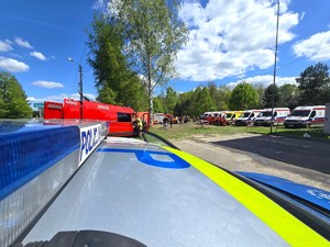 Na zdjęciu widzimy policjanta oraz inne służby