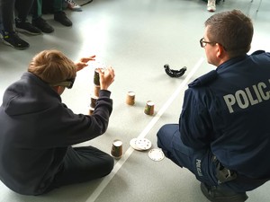 Na zdjęciu widzimy policjanta w czasie profilaktyki