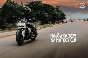 Na zdjęciu widzimy motocykl i napis Majówka na motocyklu – pamiętajmy o bezpieczeństwie!